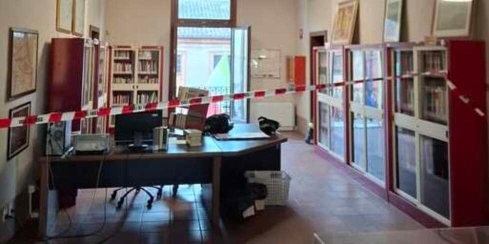 Portomaggiore, crolla parte del controsoffitto della biblioteca