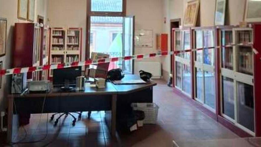 Portomaggiore, crolla parte del controsoffitto della biblioteca