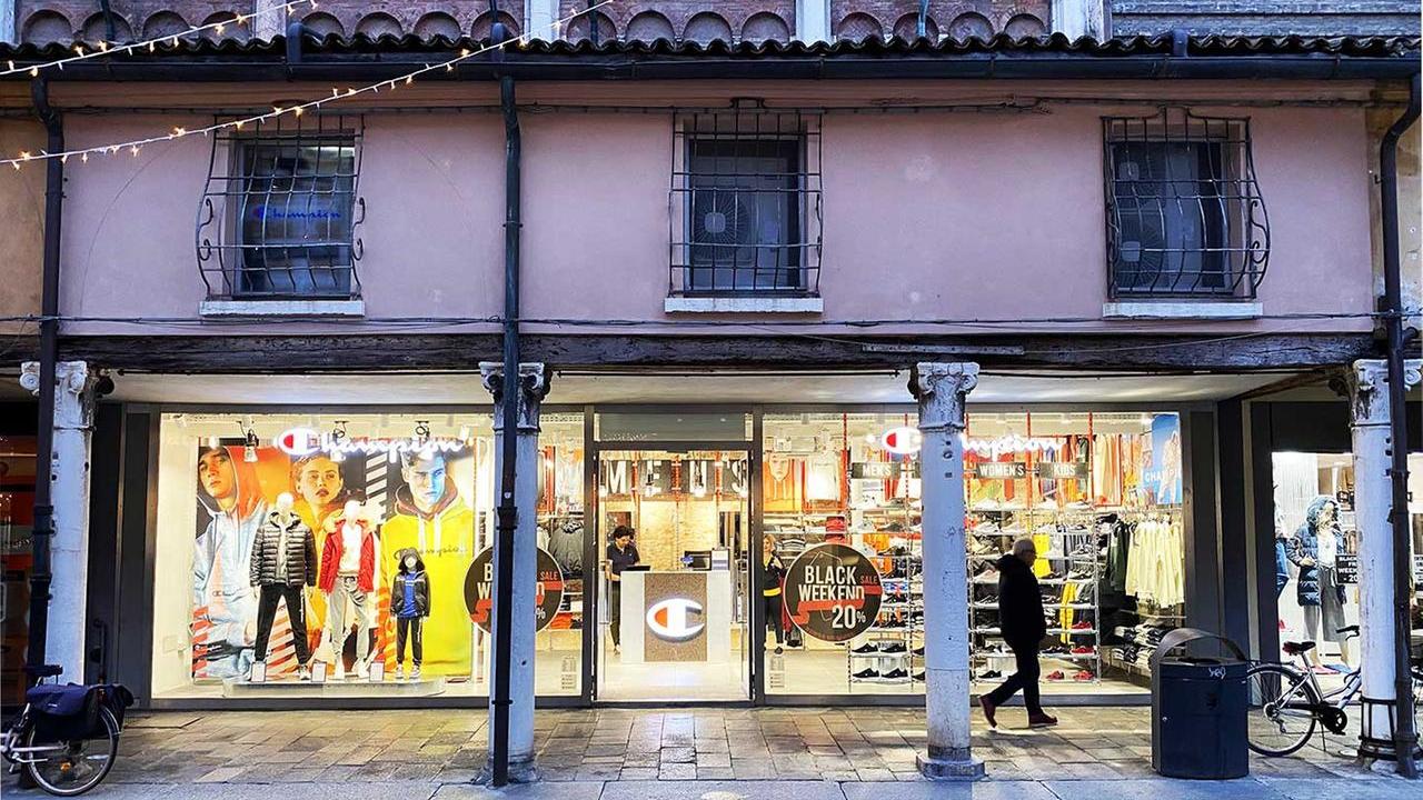 Champion chiude i battenti: nuova perdita per il centro di Ferrara