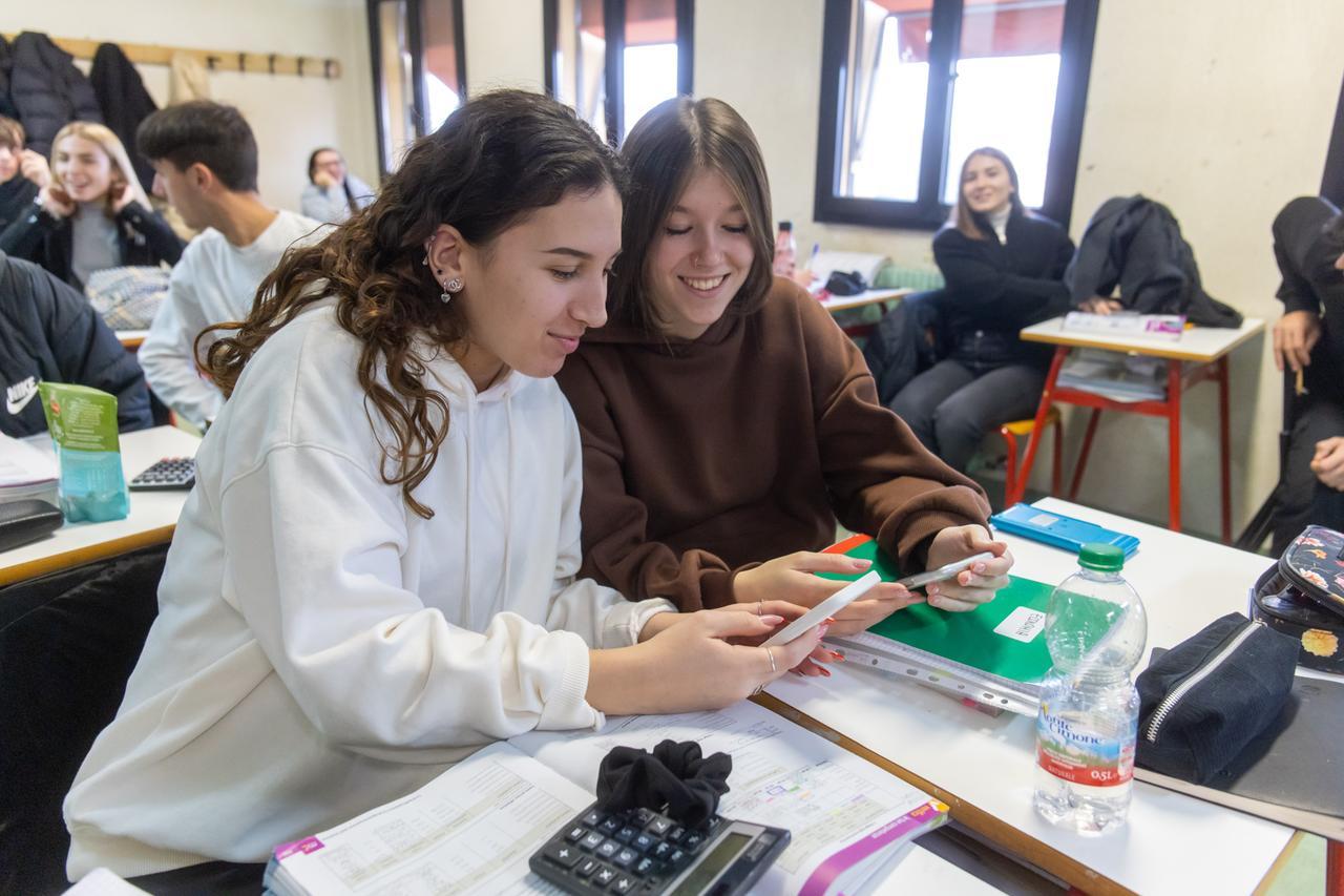 Stop ai cellulari a scuola: «Anche durante l’intervallo, ma non ci saranno perquisizioni»