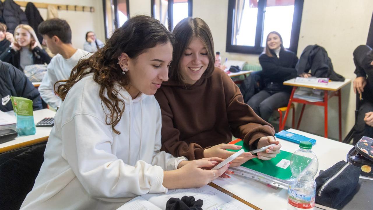Stop ai cellulari a scuola: «Anche durante l’intervallo, ma non ci saranno perquisizioni»