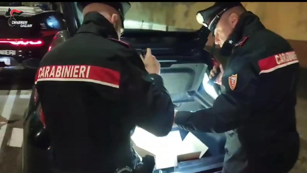 Scoperti con la droga in auto: due arresti