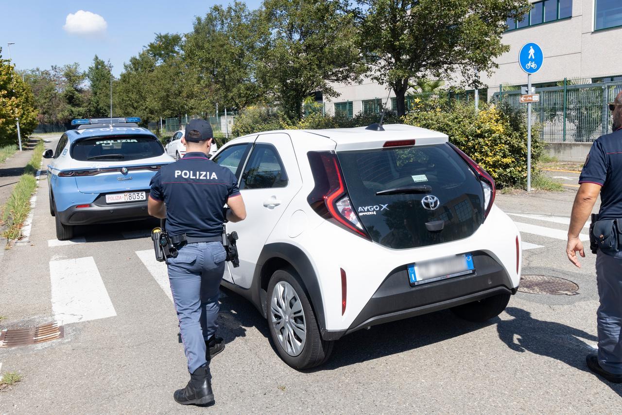 
	L'auto bloccata in strada Barchetta a Modena

