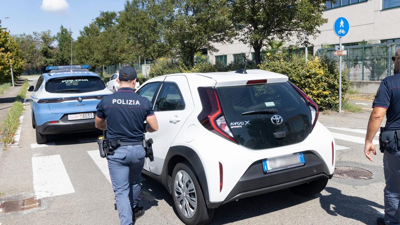L'auto bloccata in strada Barchetta a Modena