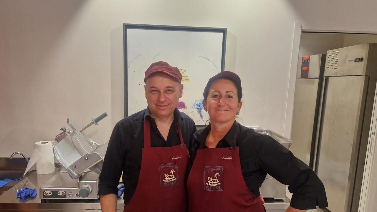 La macelleria equina “Pignol” apre in centro storico a Reggio Emilia: «La crisi si combatte con la vivacità»