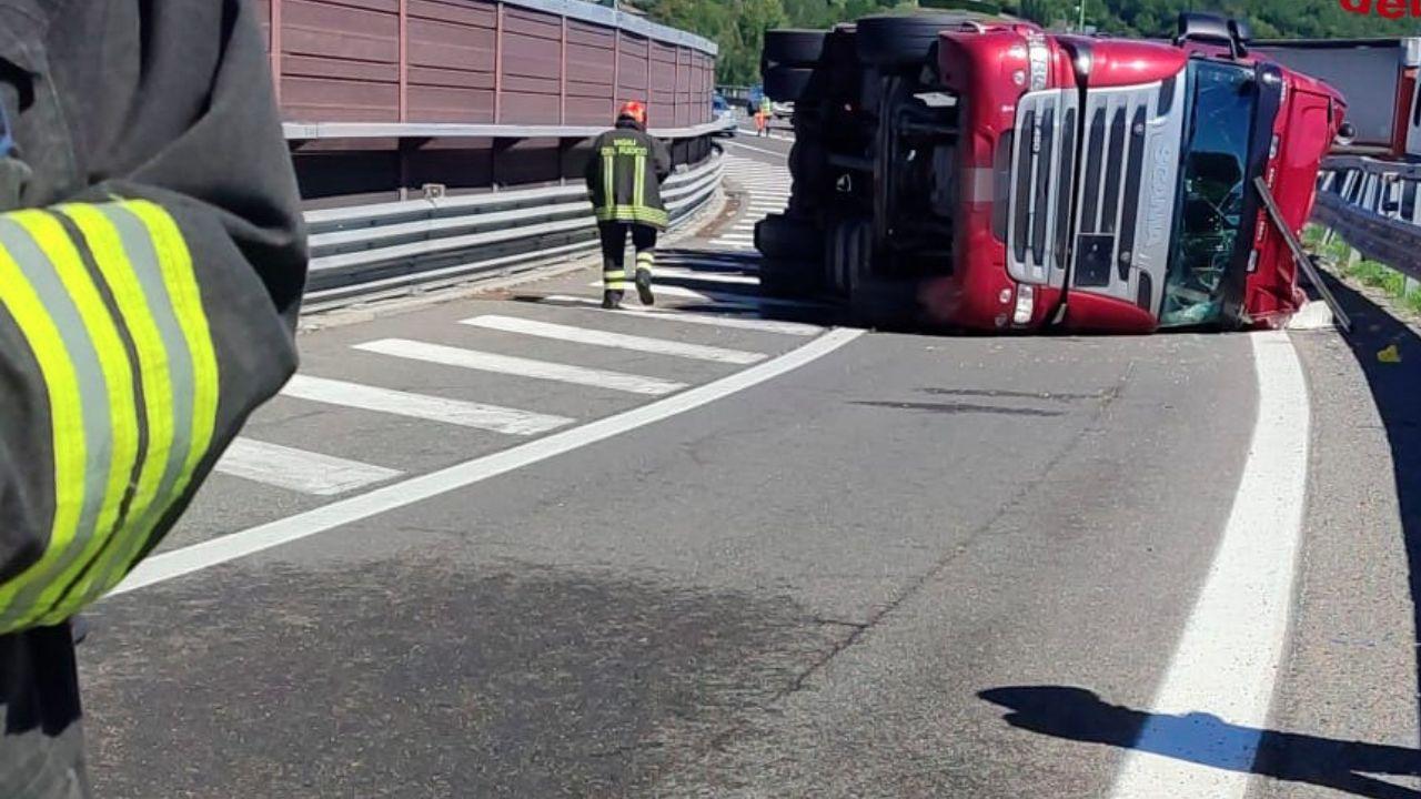 Il mezzo ribaltato (Foto vigili del fuoco)