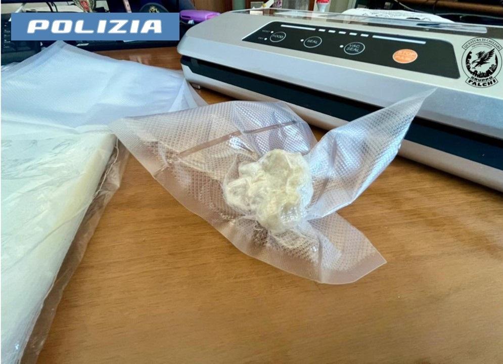 Spacciava cocaina in casa: arrestato un pensionato