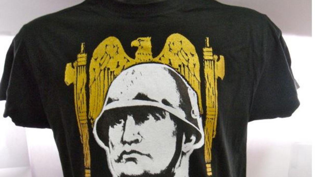 Una maglietta con l'immagine di Mussolini