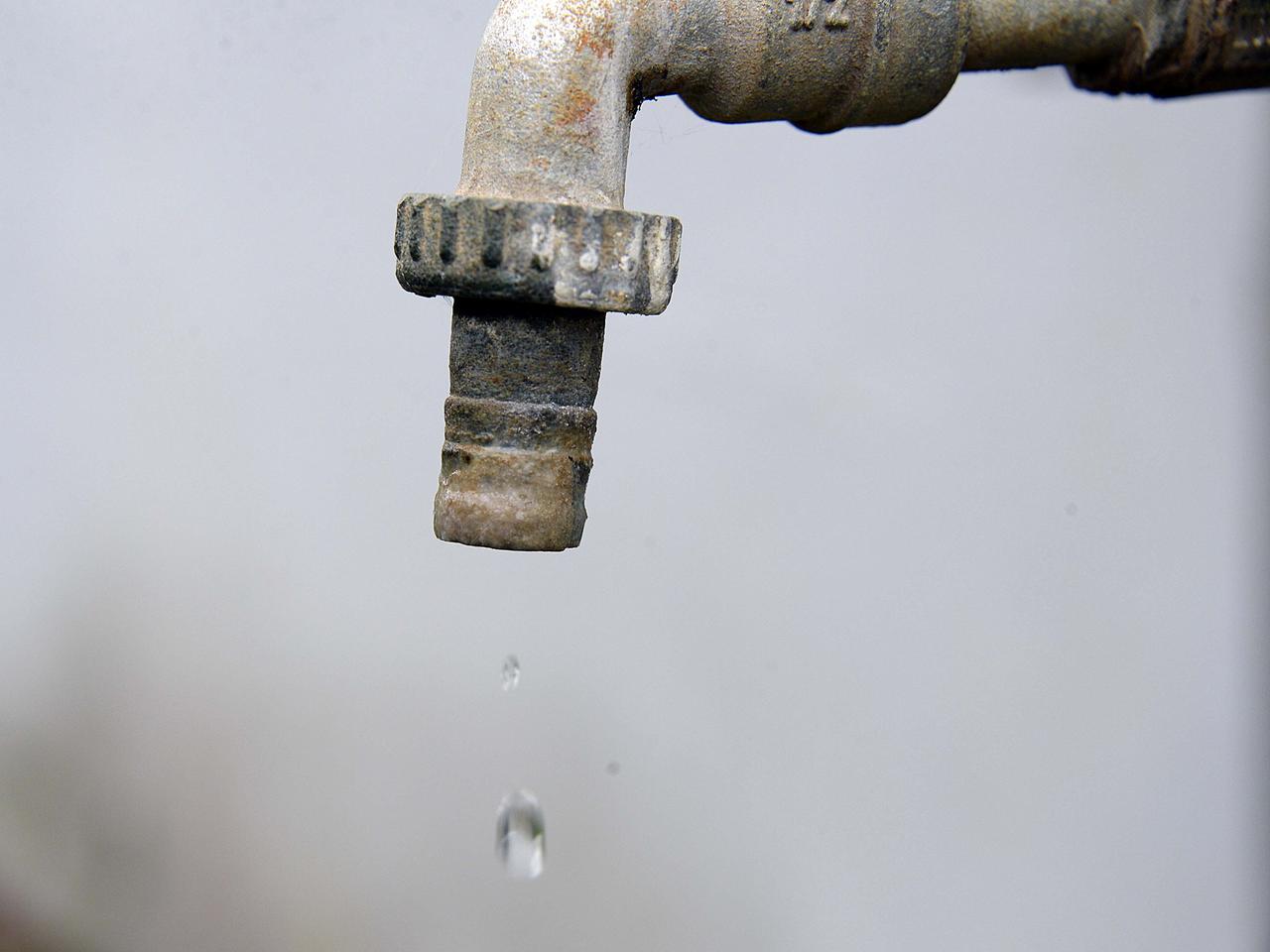 PONTEDERA- Perdita d' acqua alla centrale di via del Bercino a La Rotta cantiere lavori Acque spa operai rubinetto goccia d'acqua