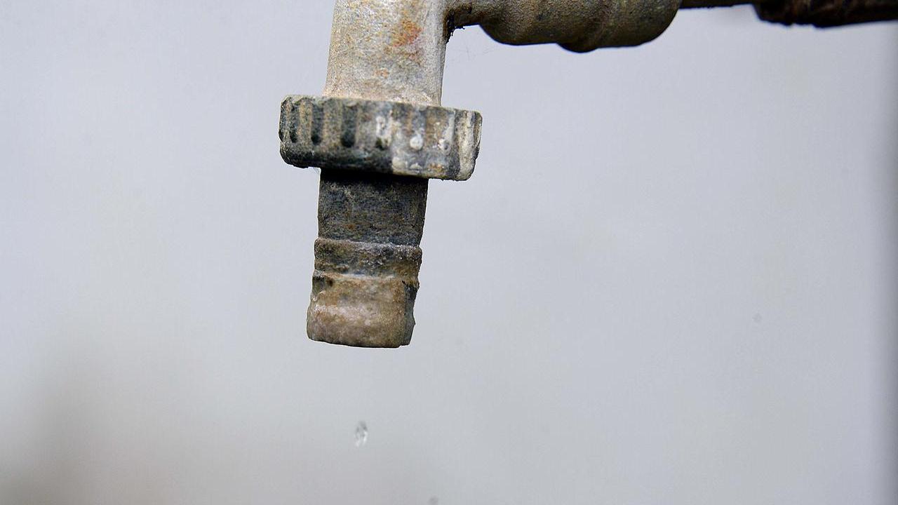 PONTEDERA- Perdita d' acqua alla centrale di via del Bercino a La Rotta cantiere lavori Acque spa operai rubinetto goccia d'acqua