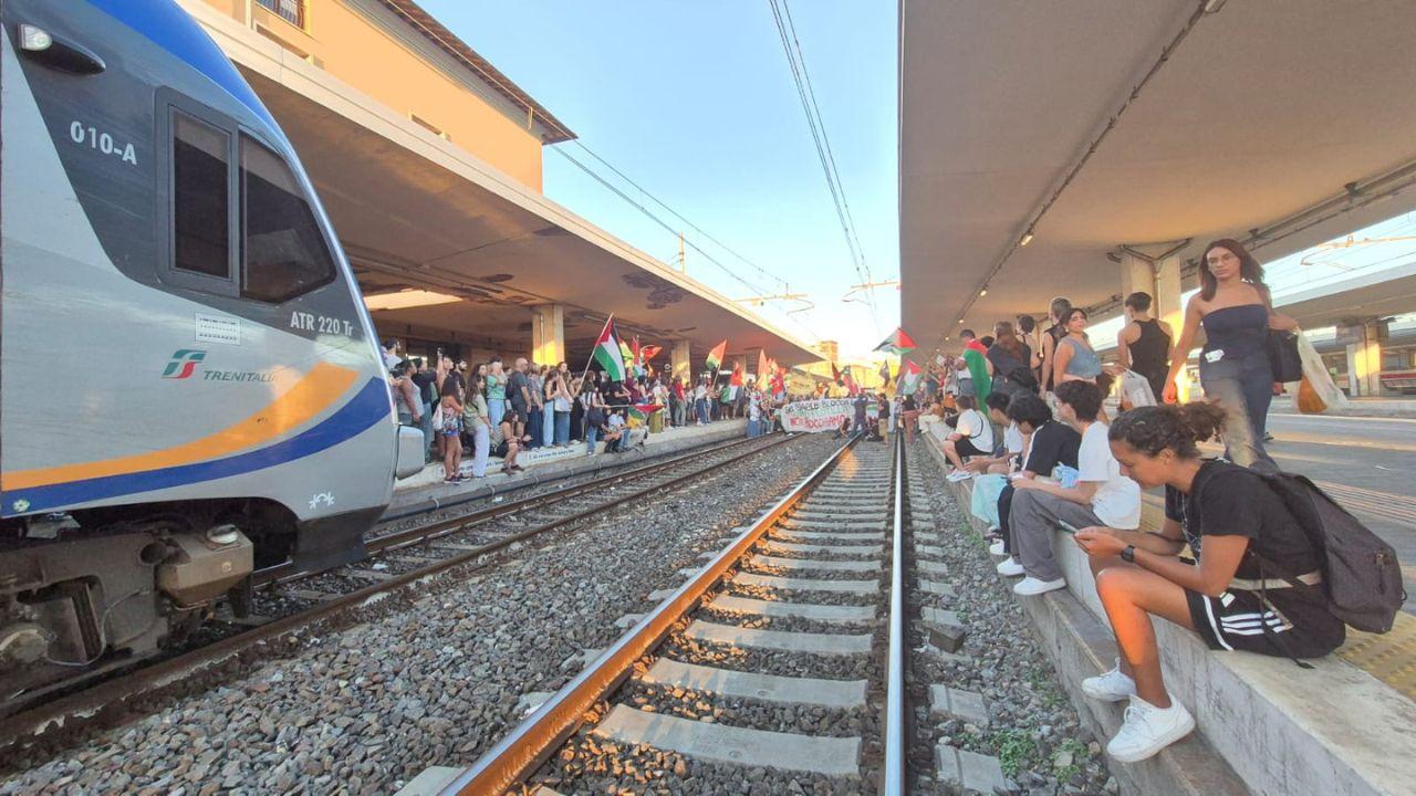 
	La manifestazione alla stazione di Pisa&nbsp;

