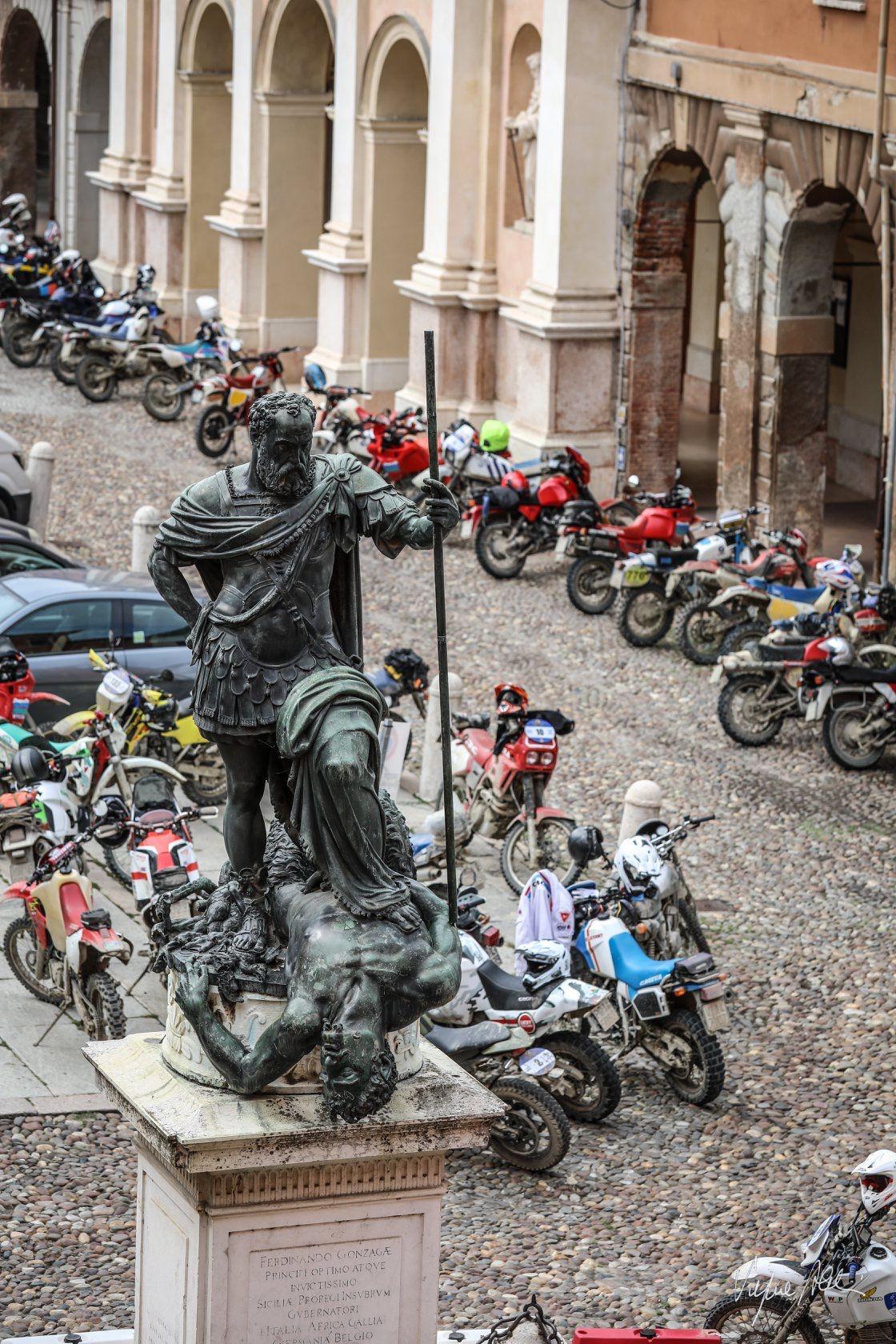 Guastalla, domenica torna “L’Imponente”: moto d’enduro d’epoca fra boschi, Po e piazze storiche