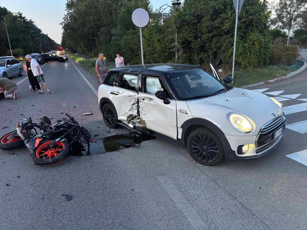 
	L'auto e la moto dopo lo schianto

