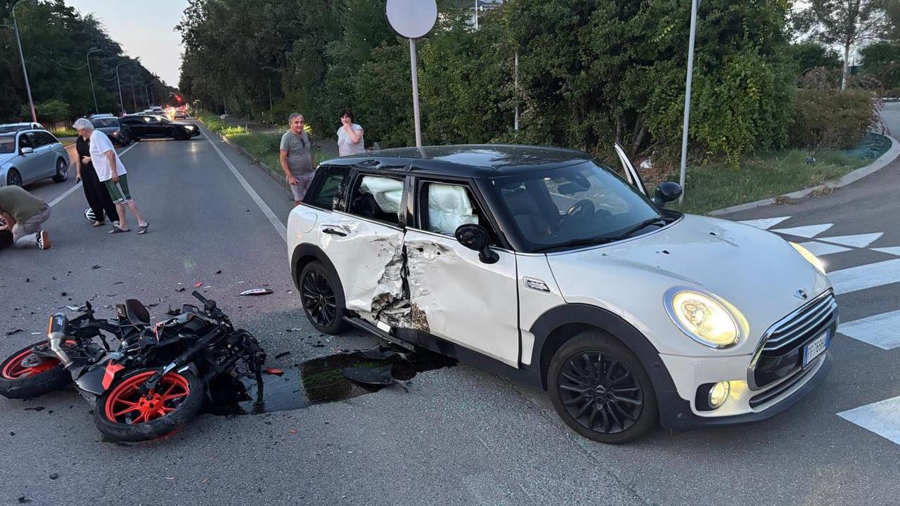 L'auto e la moto dopo lo schianto