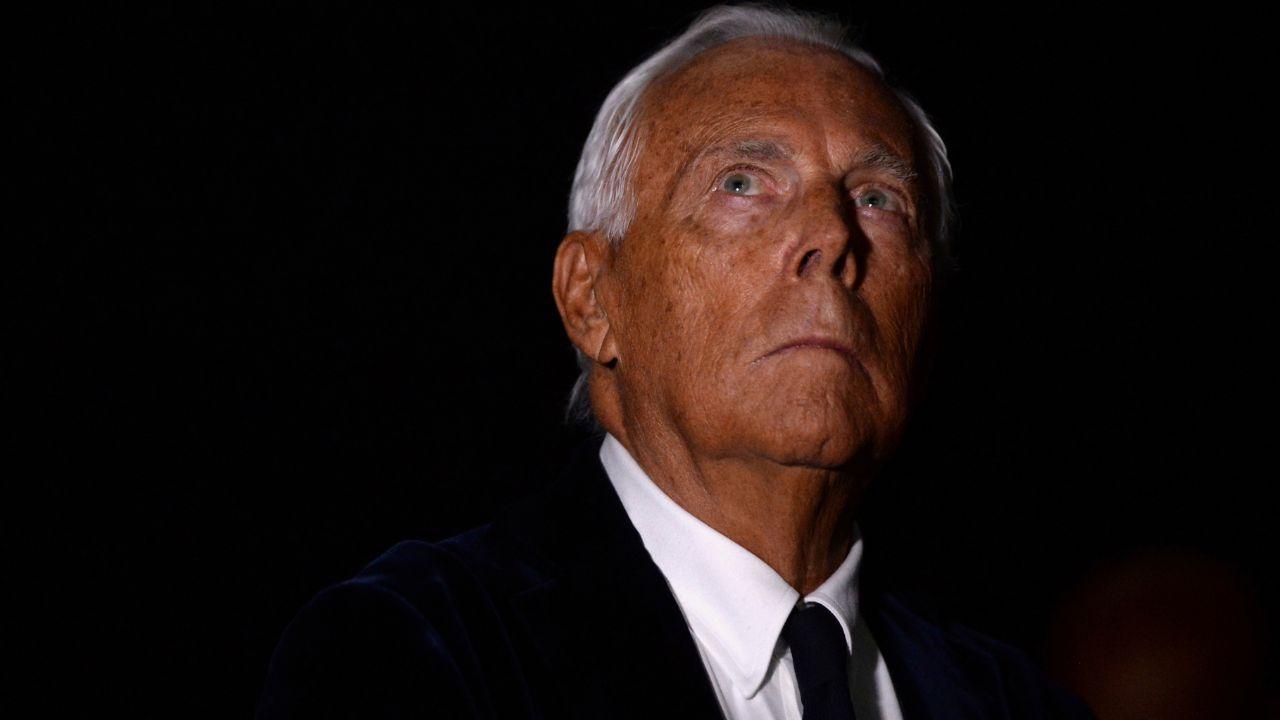 Genio, stile e idee vincenti dal 1975, così Giorgio Armani ha conquistato il mondo: il boom iniziato con un film – Le tappe di un successo Made in Italy