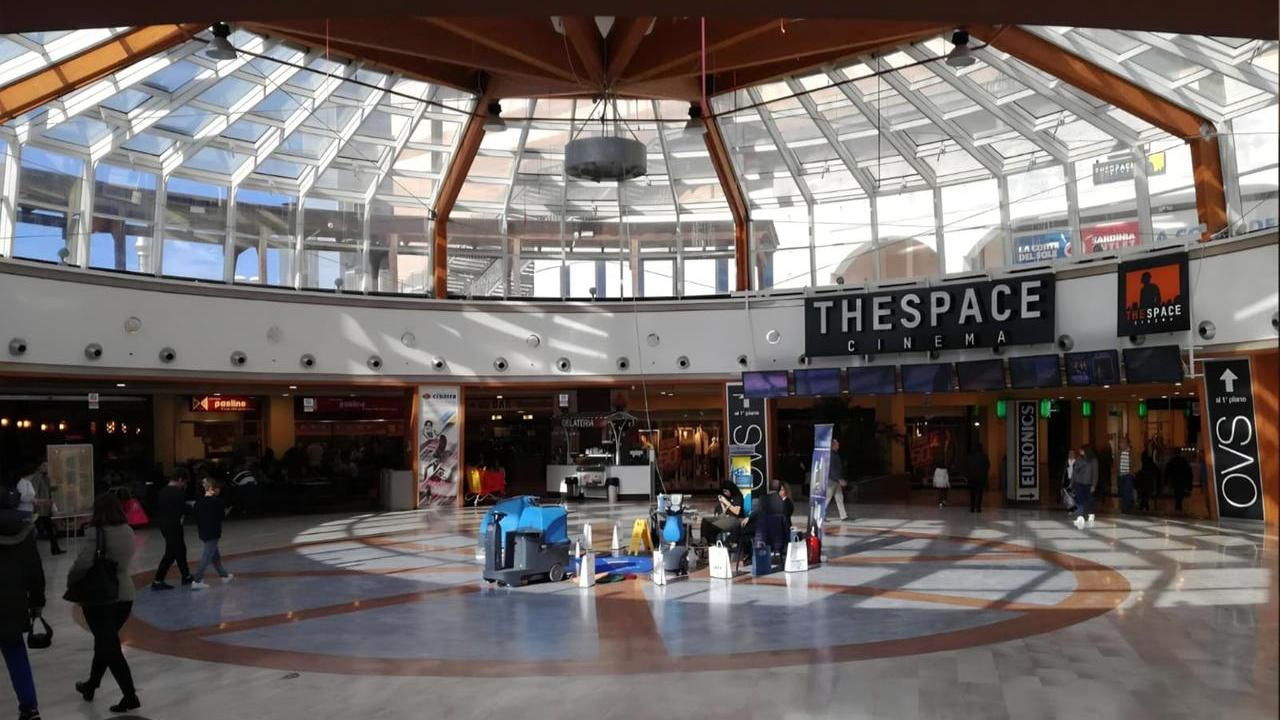 Minorenni spruzzano lo spray al peperoncino durante lo shopping: bimbo e ragazza soccorsi dal 118