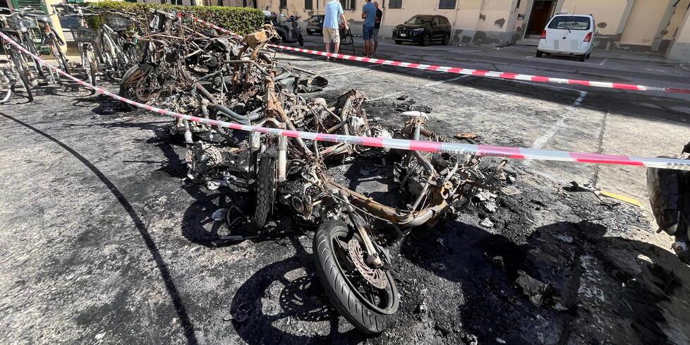 Livorno, incendio nella notte in via Tripoli: sei scooter distrutti dalle fiamme<br>
