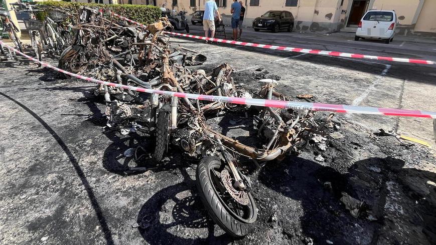 Livorno, incendio nella notte in via Tripoli: sei scooter distrutti dalle fiamme<br>