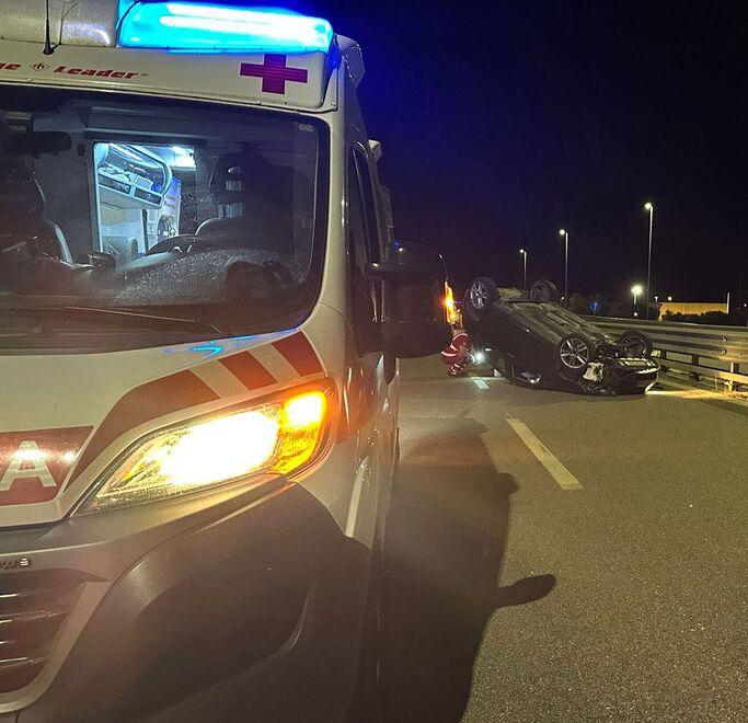 Venturina, incastrato nell’auto ribaltata<br>
