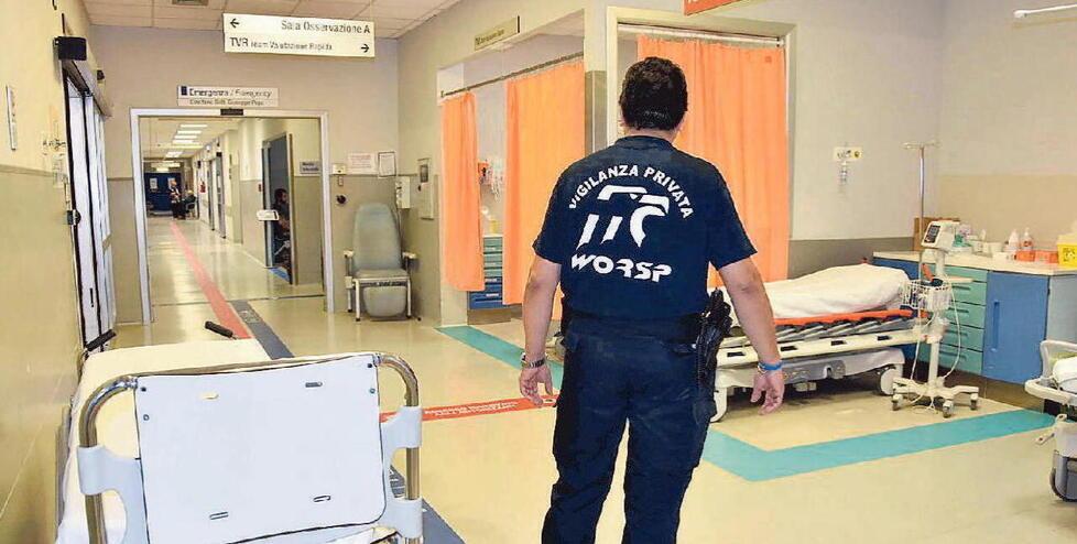 Ospedale Versilia, rompe un polso a un medico e due costole a un’infermiera