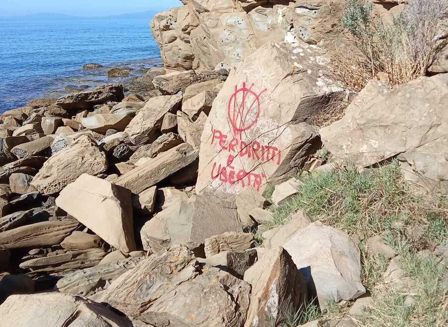 Cala Martina vandalizzata, il gioiello di nuovo deturpato