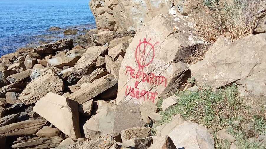 Cala Martina vandalizzata, il gioiello di nuovo deturpato
