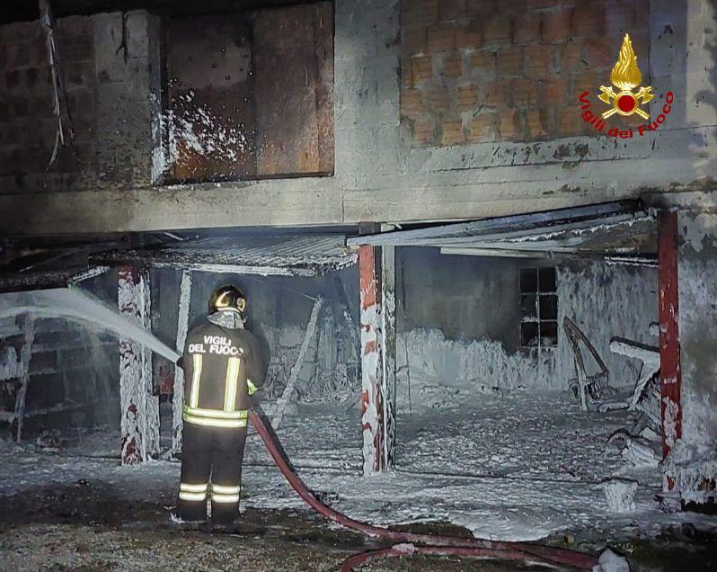 Incendio doloso a Poviglio, in fiamme camper, pollaio e box auto