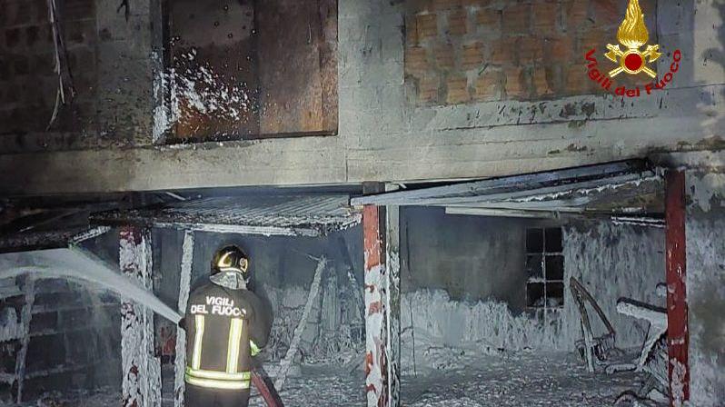 Incendio doloso a Poviglio, in fiamme camper, pollaio e box auto
