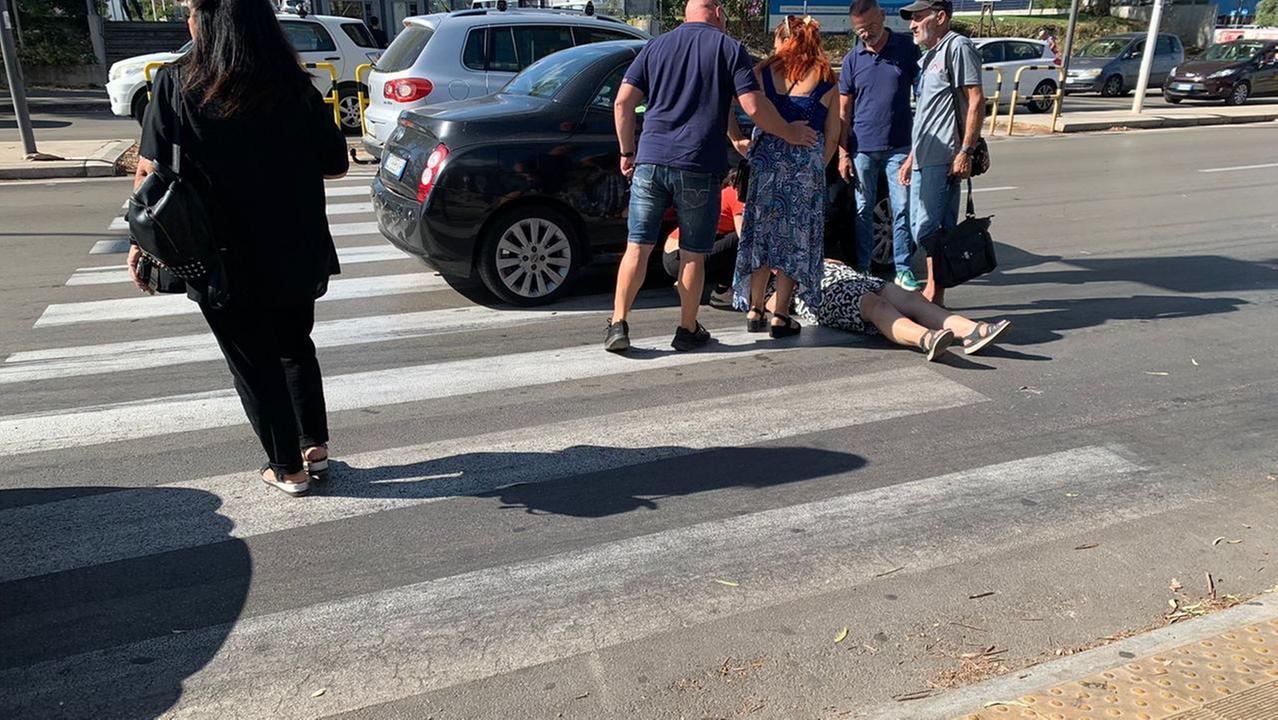 Attraversa la strada sulle strisce e viene travolta da un’auto: donna ferita