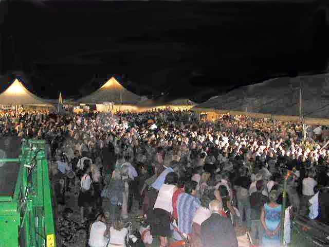 la folla di domenica sera alla festa del grano di olmo attorno al 
tendone del liscio