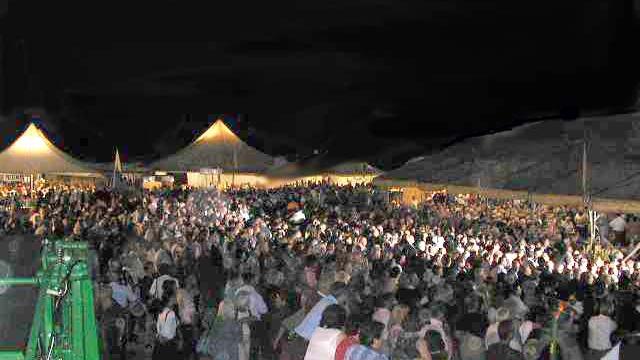 la folla di domenica sera alla festa del grano di olmo attorno al
tendone del liscio