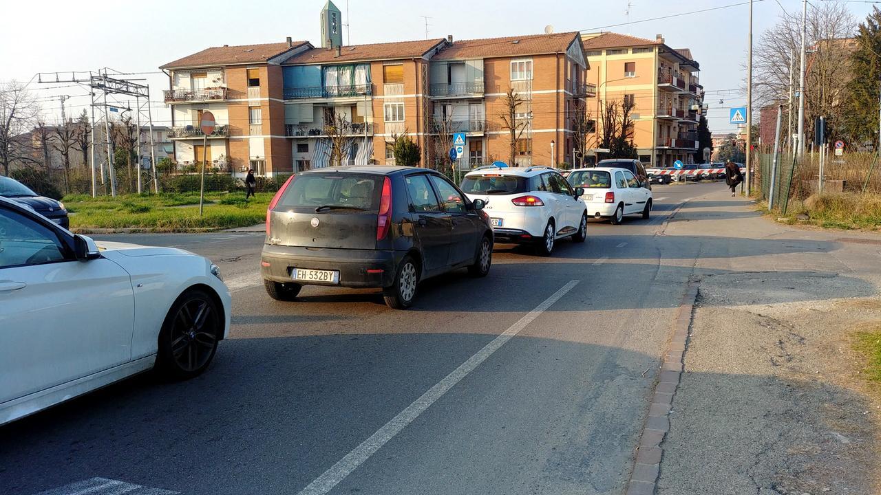 Auto in coda al passaggio a livello di Gigetto in strada Morane