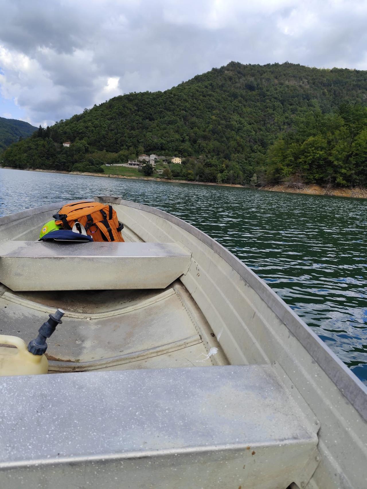 Vagli, escursionista si perde nell’area del lago