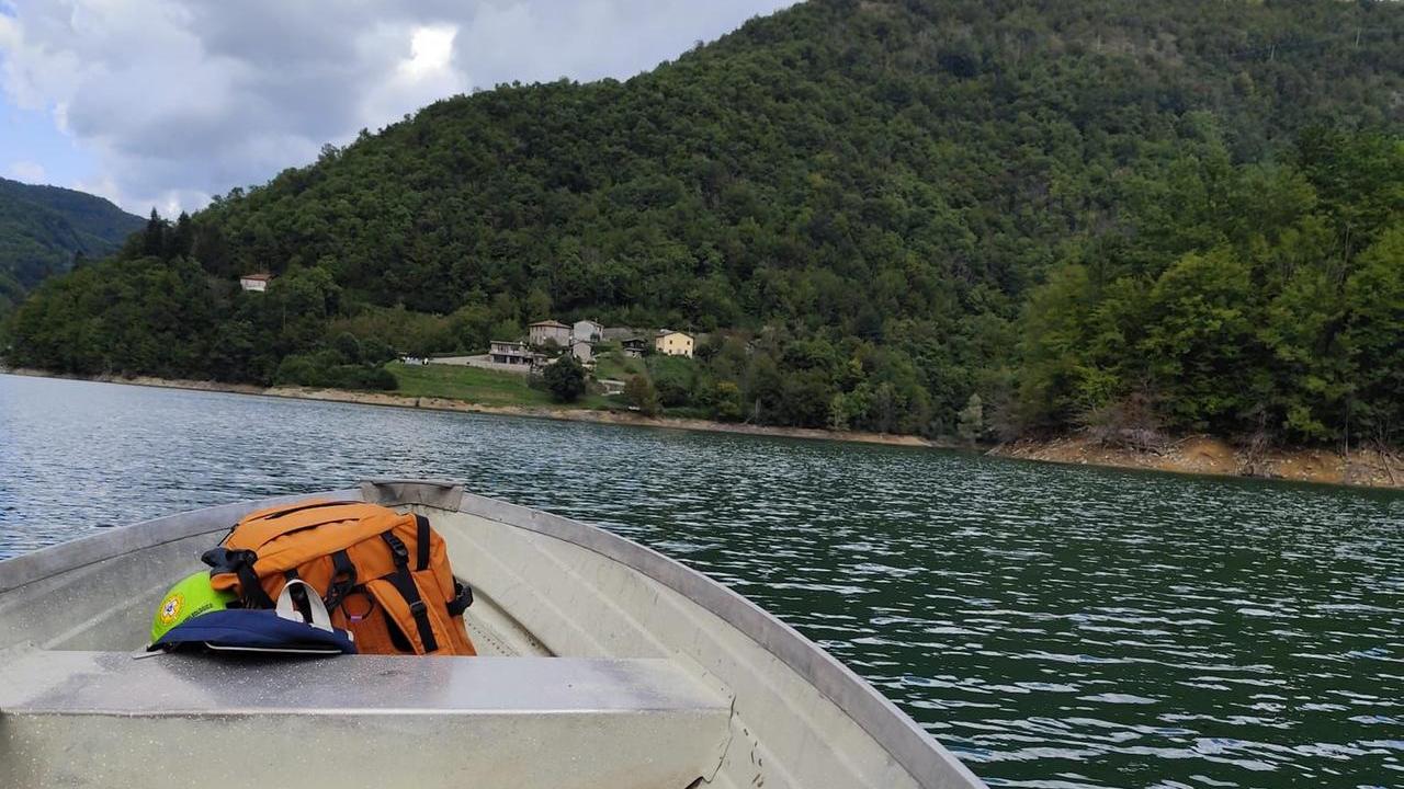 Vagli, escursionista si perde nell’area del lago