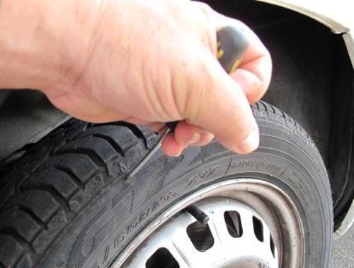 Vandalo mentre buca una gomma (foto d'archivio)