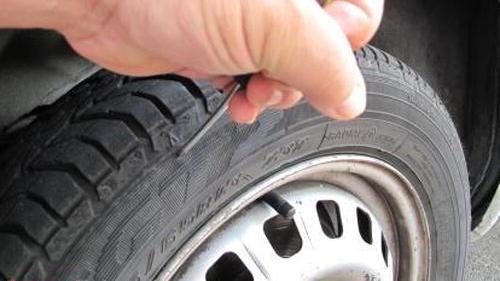 Vandalo mentre buca una gomma (foto d'archivio)