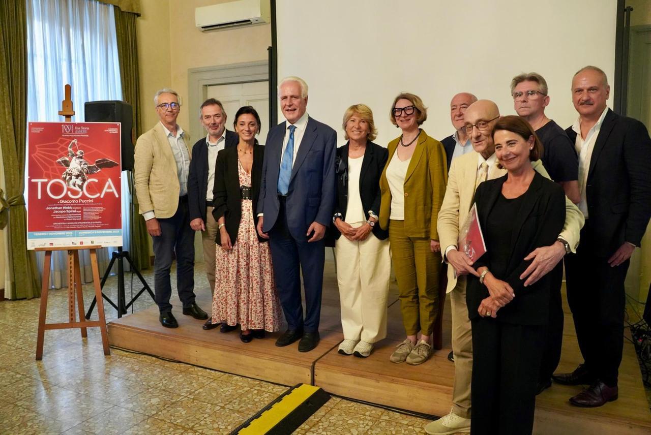 
	La presentazione della Tosca al Politeama

