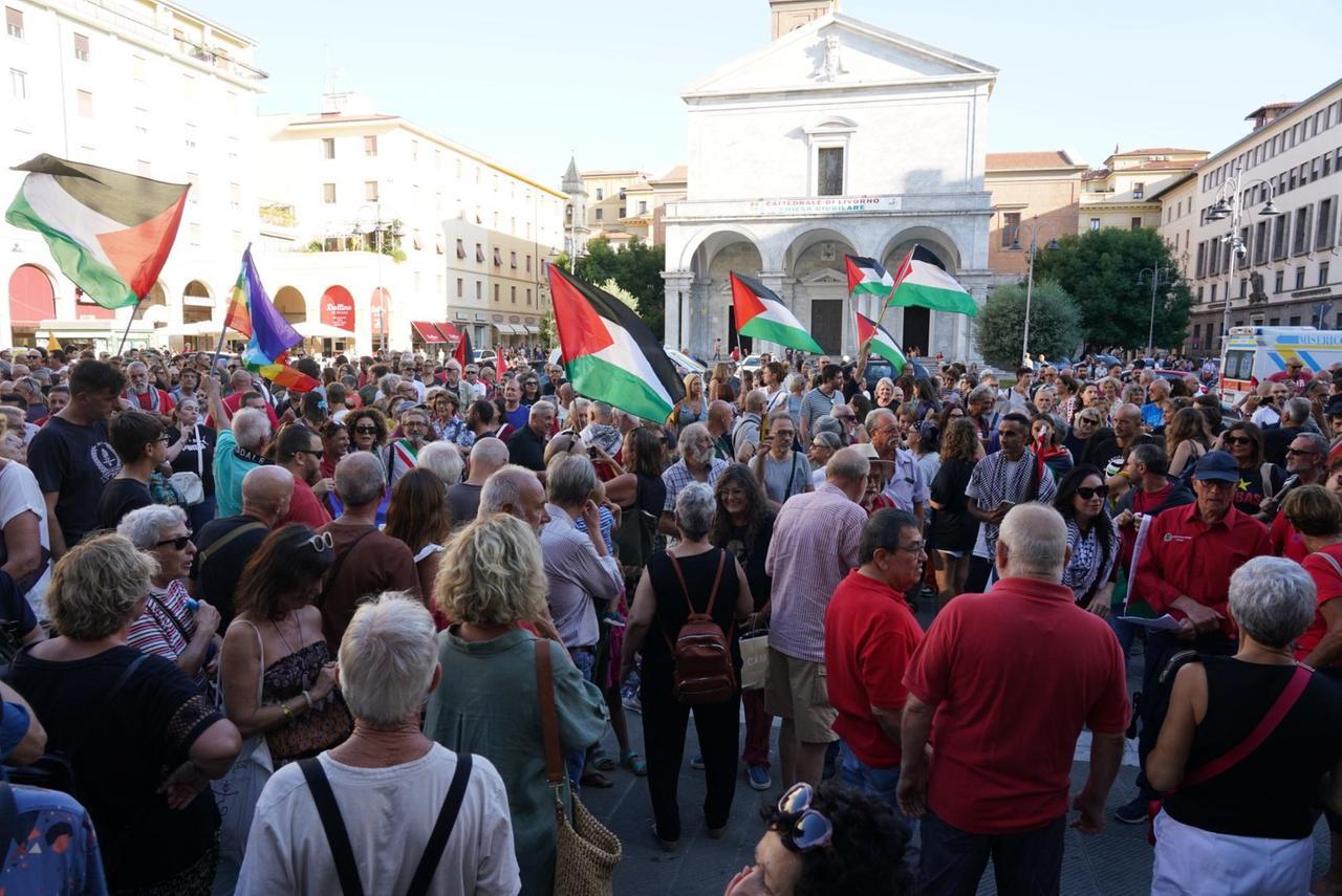 
	Manifestanti in piazza a Livorno (foto Stick)

