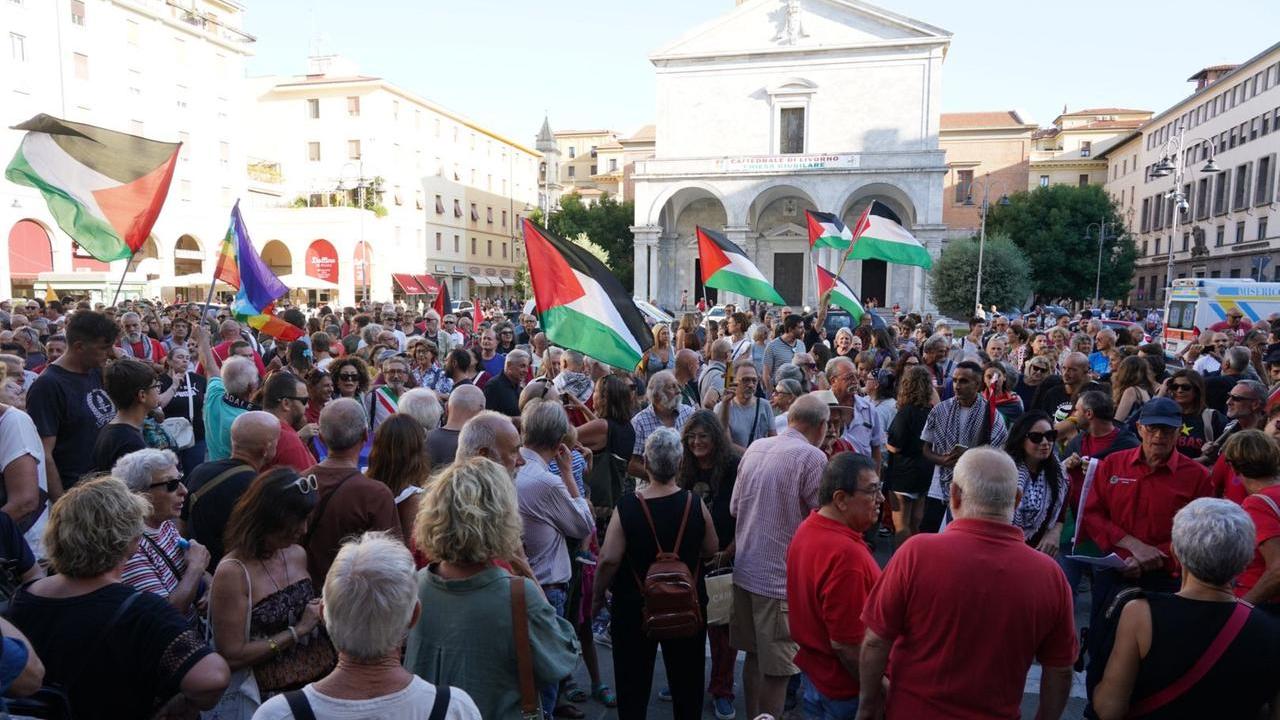 Manifestanti in piazza a Livorno (foto Stick)