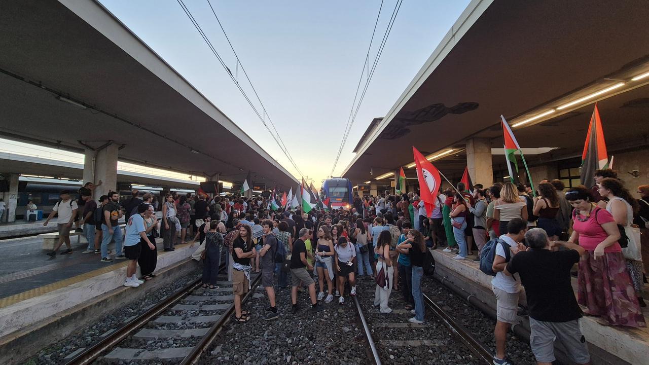 Manifestanti sui binari