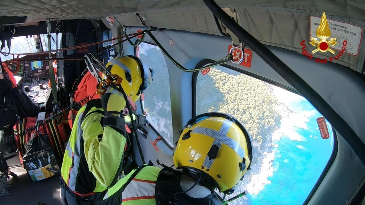 ​​​​​​Baunei, turisti si perdono  sul sentiero per Cala Biriola, recuperati dai vigili del fuoco