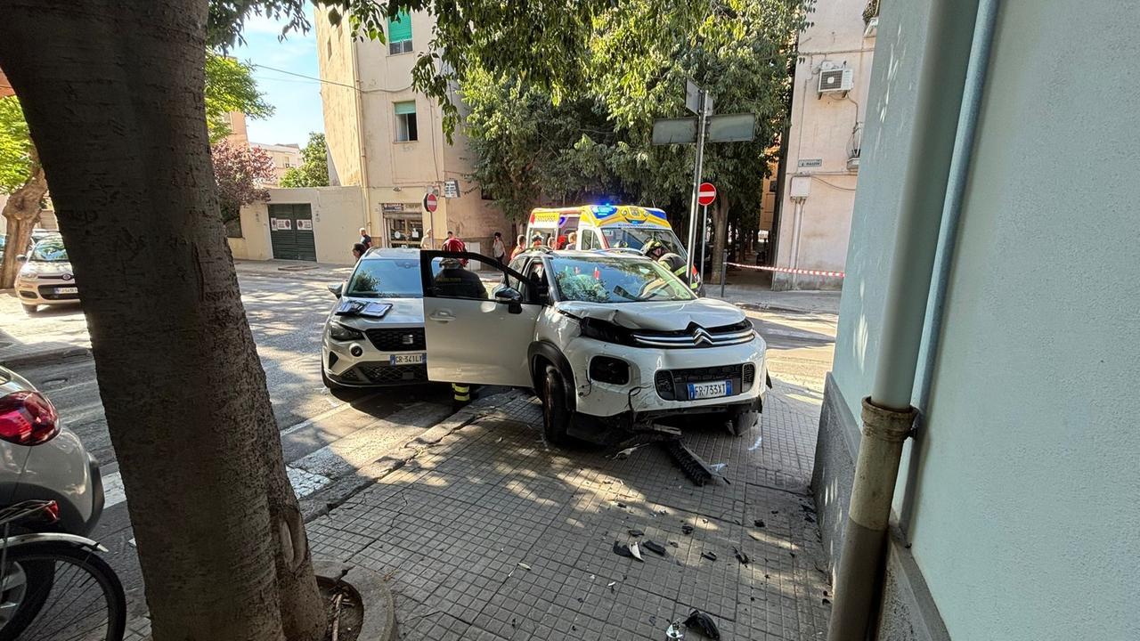 Alghero, schianto in via Cravellet: feriti una mamma e due bambini