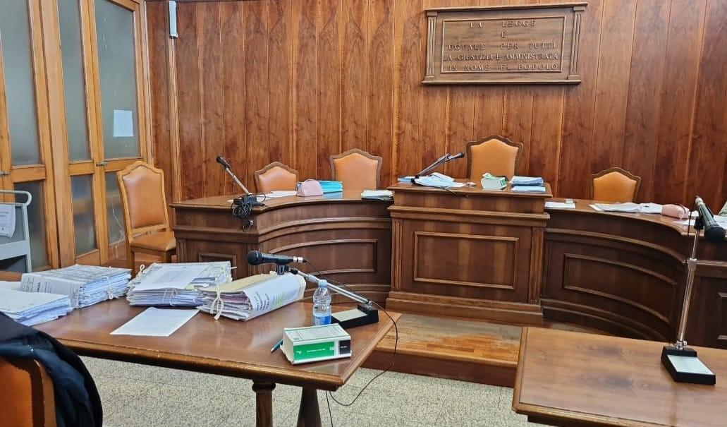 Olbia, chiasso e dispetti ai vicini di casa: 51enne a processo