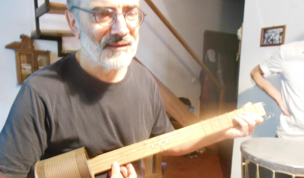 Ferrara, da rifiuti a strumenti musicali: quando l’arte del riciclo suona