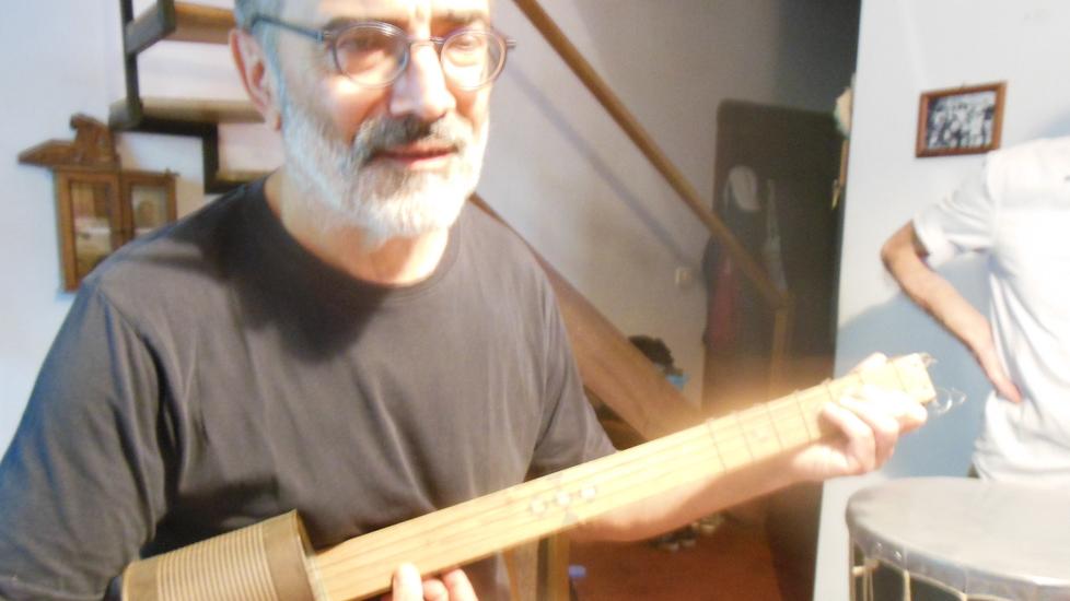 Ferrara, da rifiuti a strumenti musicali: quando l’arte del riciclo suona