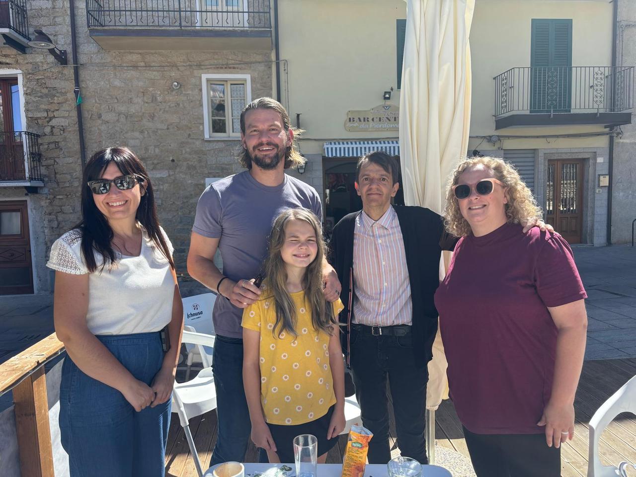 
	Da destra&nbsp;&nbsp;Maria Lura Ghisu della coopeativa di comunit&agrave;, il sindaco di OIlolai Francesco Columbu e una famiglia americana arrivata questi giorni in paese

