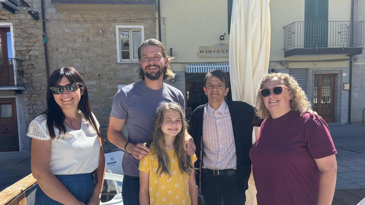 Da destra Maria Lura Ghisu della coopeativa di comunità, il sindaco di OIlolai Francesco Columbu e una famiglia americana arrivata questi giorni in paese