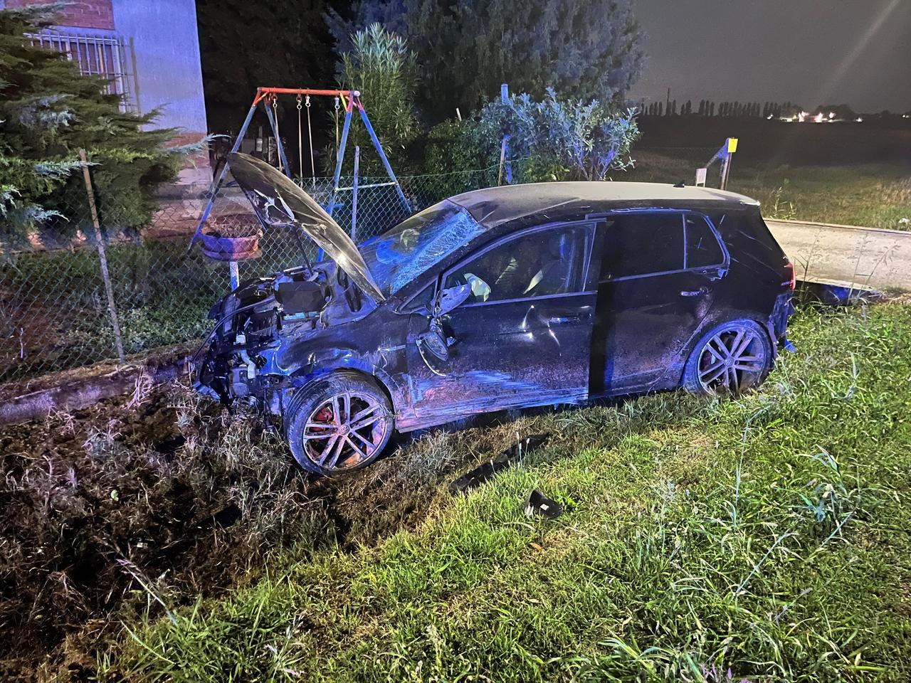 Auto fuori strada e fuga di gas, notte di lavoro a Pilastri
