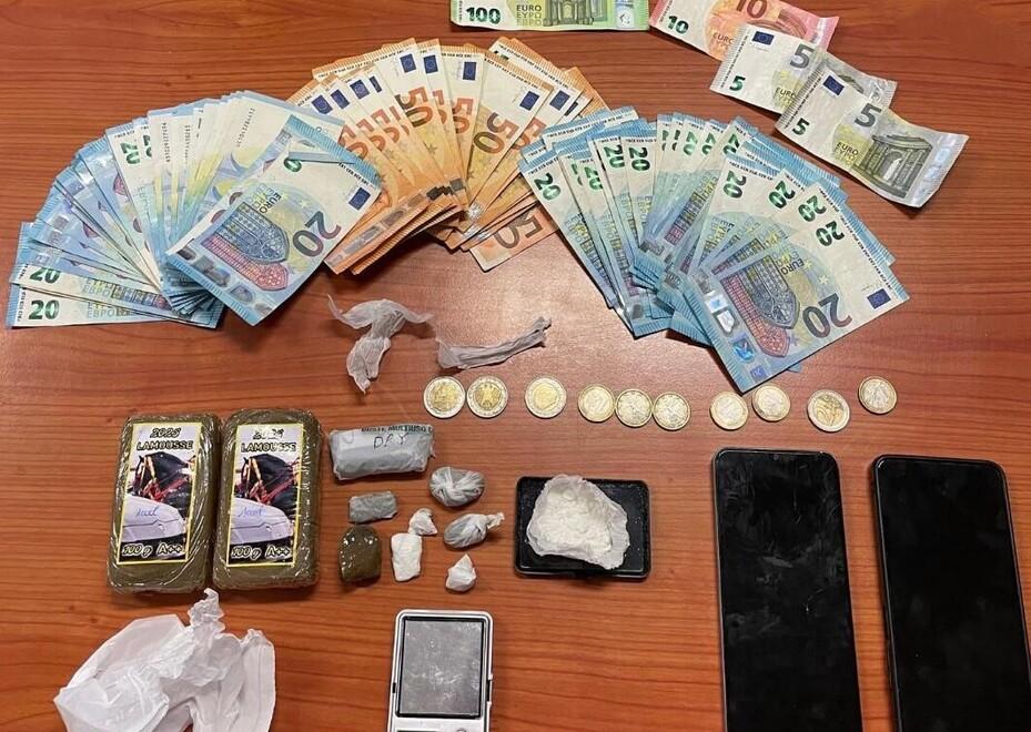 
	La droga e i soldi sequestrati

