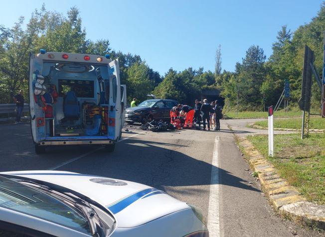Schianto tra auto e moto a Collagna: chiusa la Strada statale 63
